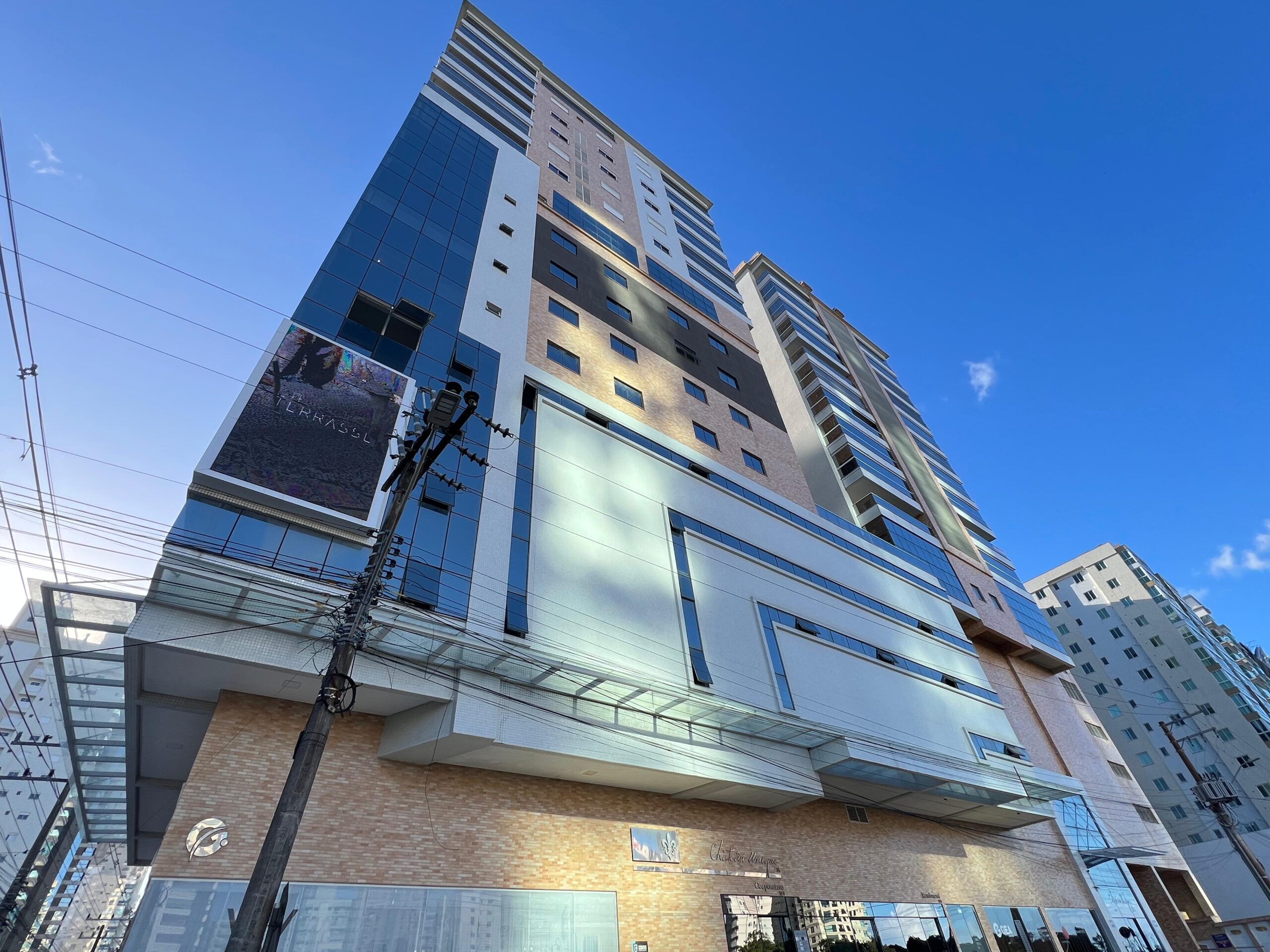 Apartamento com 3 dormitórios à venda em Meia Praia, Itapema — Chateau Unique — imagem de fundo da galeria