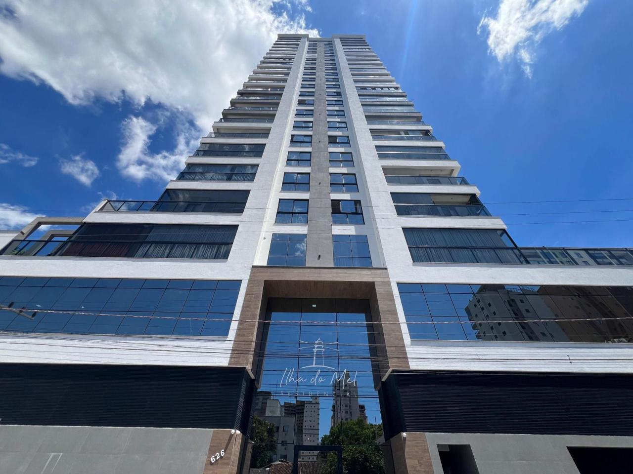 Apartamento com 3 dormitórios (3 suítes) à venda em Meia Praia, Itapema — Ilha do Mel — imagem de fundo da galeria
