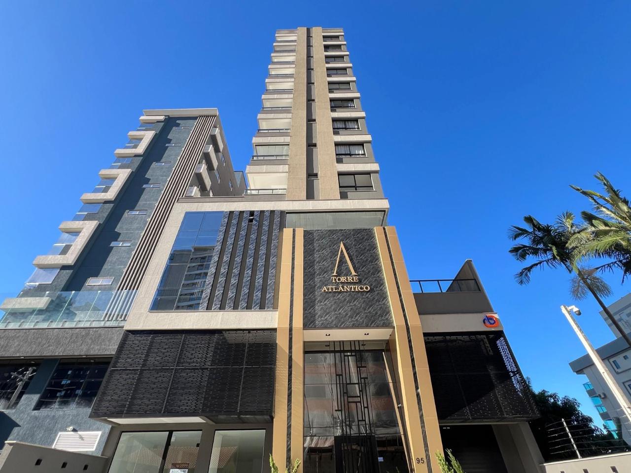 Apartamento com 2 dormitórios (2 suítes) à venda em Perequê, Porto Belo — Torre Atlântico — imagem de fundo da galeria