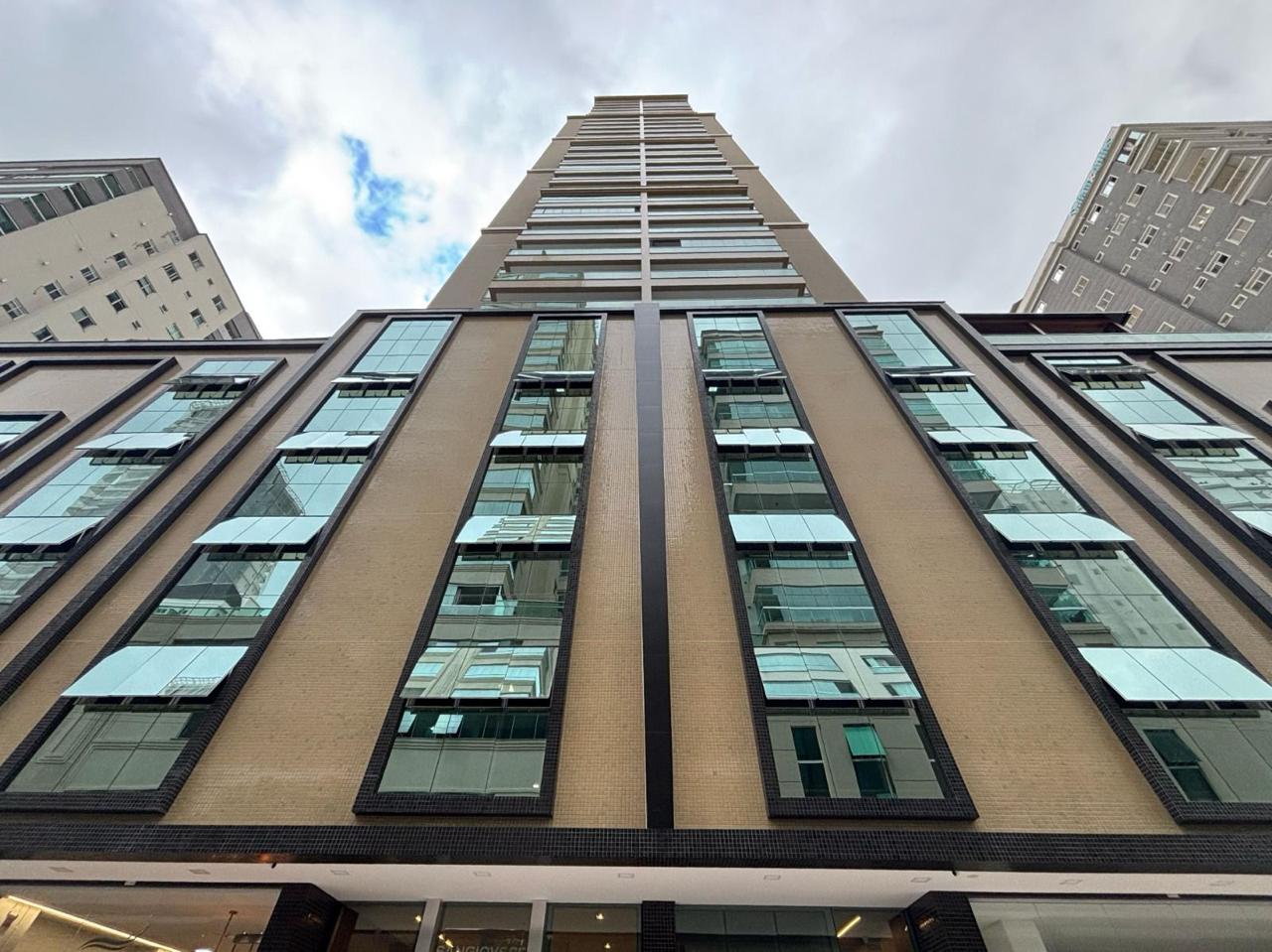 Apartamento com 3 dormitórios (3 suítes) à venda em Meia Praia, Itapema — Sangiovese — imagem de fundo da galeria