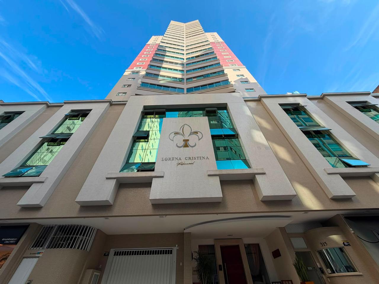 Apartamento com 3 dormitórios (3 suítes) à venda em Centro, Balneário Camboriú — Lorena Cristina — imagem de fundo da galeria
