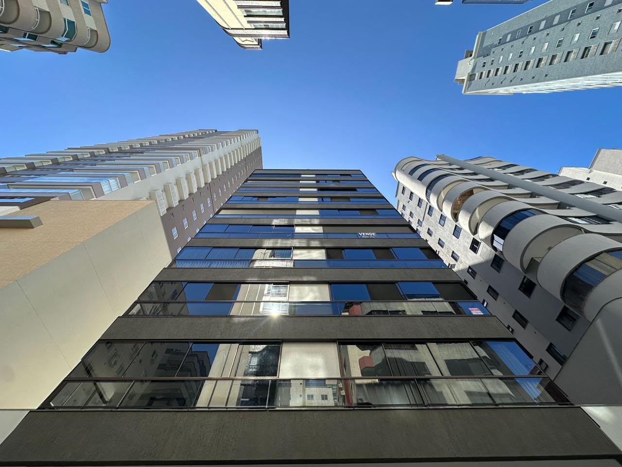 Apartamento com 3 dormitórios (1 suíte) à venda em Meia Praia, Itapema — Napoli — ambiente 1