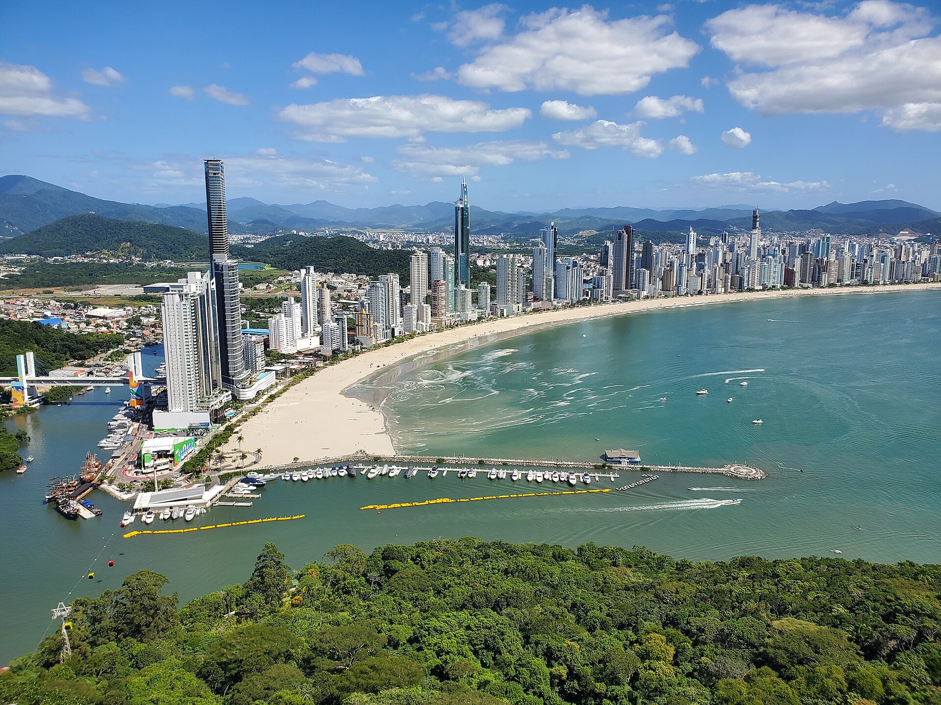 Vista do skyline de Balneário Camboriú, em Santa Catarina, com a Praia Central e os morros ao redor