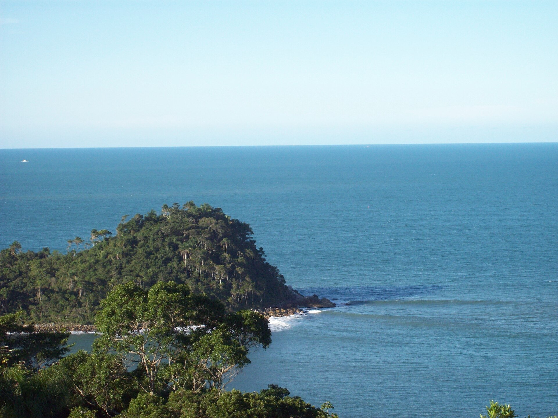 Vista aérea da orla de Itapema, em Santa Catarina, com a faixa de areia de Meia Praia e os edifícios à beira-mar