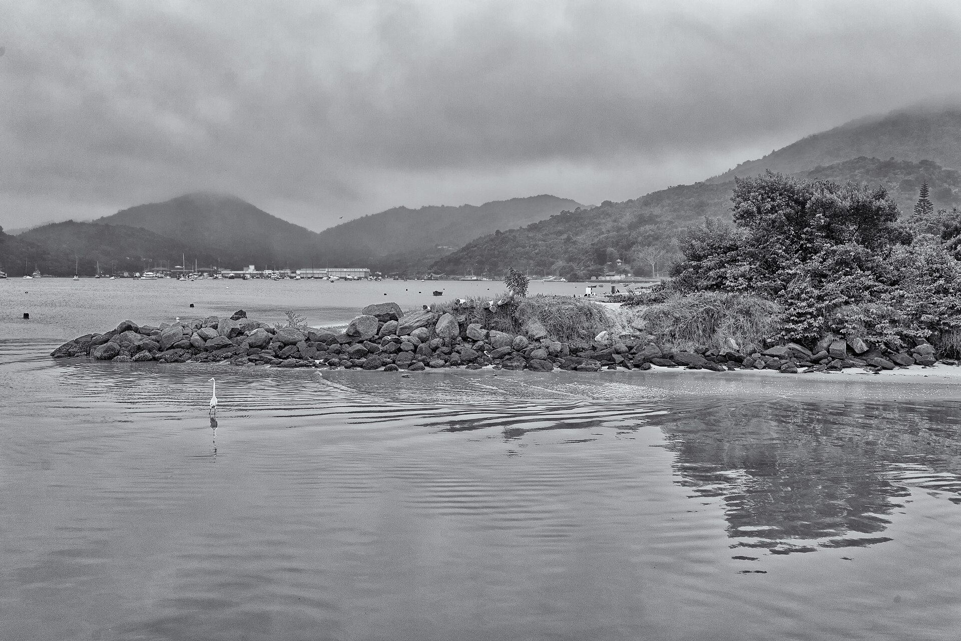 Orla e enseada de Porto Belo, em Santa Catarina, com barcos ancorados e morros ao fundo